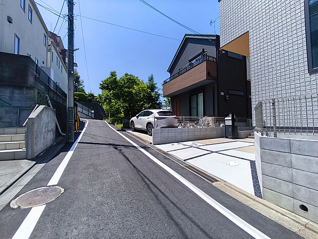 前面道路含む外観