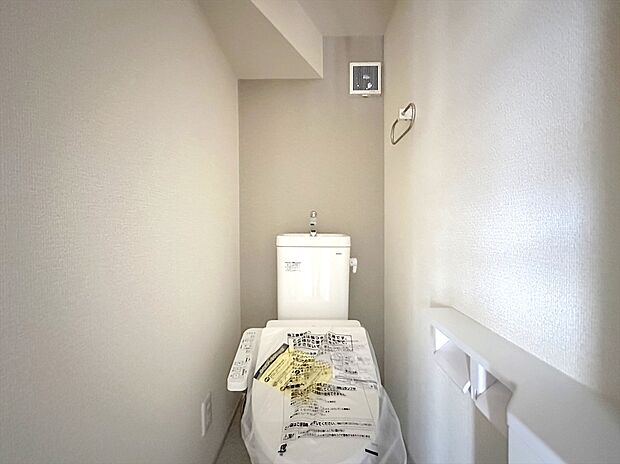 【【温水洗浄便座】】トイレは清潔感のあるオフホワイト♪　毎日使う場所だからこそお手入れも楽々にできる機能が搭載。汚れが付着しにくい便器でお掃除も楽々。
