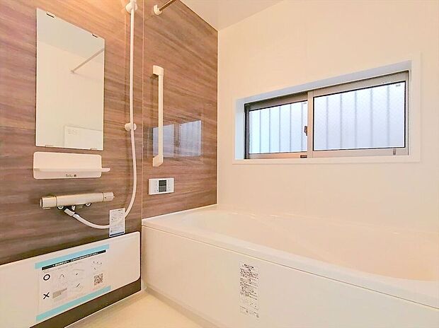 【浴室】浴室暖房換気乾燥機付き、1坪タイプのユニットバス。スタイリッシュなデザインにお手入れのしやすさも兼ね備えました。
