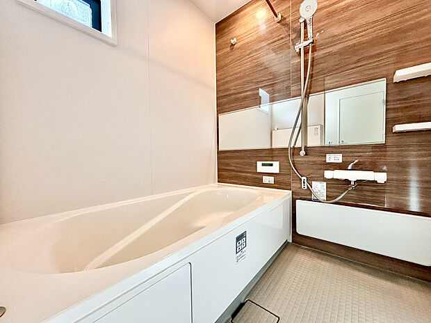 【浴室】一日の疲れを癒すための心地よい浴室はゆとりあるサイズを採用。浴室乾燥機付き！汚れにくくお手入れしやすい浴室です。
