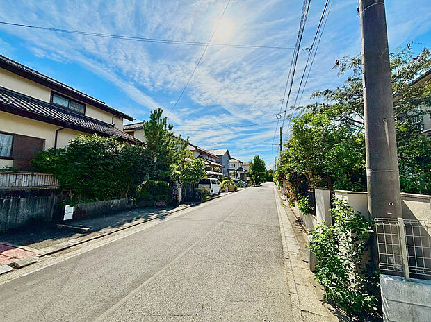 【前面道路含む現地写真】前面道路は車通りも少なく、お子さまのいるご家庭でも安心ですね。
