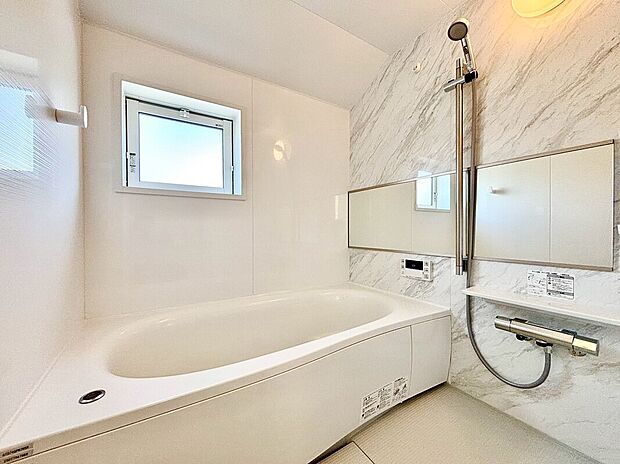 【浴室】浴室暖房換気乾燥機付き、1坪タイプのユニットバス。スタイリッシュなデザインにお手入れのしやすさも兼ね備えました。