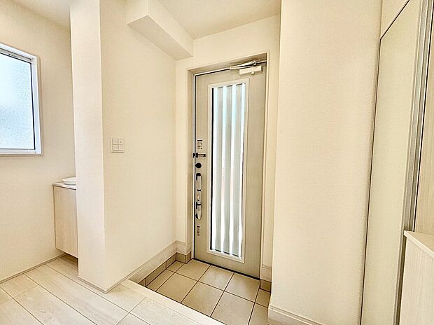 【玄関】ご家族のお帰りや、大切なお客様を迎える玄関は清潔感あふれる空間にしたいもの。採光や通風にも配慮された明るい空間です。