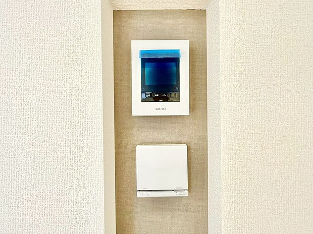 【床暖房】リビングには床暖房を標準で完備します。空気を汚さずに室内を快適な温度に保ちますので、小さなお子様やご年配の方にも安心です。