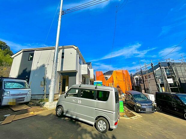 【前面道路含む現地写真】穏やかな雰囲気漂う、緑と調和した街並みに建つ新築一戸建て。