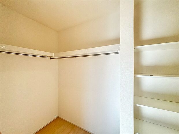 【【ウォークインクローゼット】】嬉しい大型収納は衣替え不要ですぐに使え、片付け上手に！