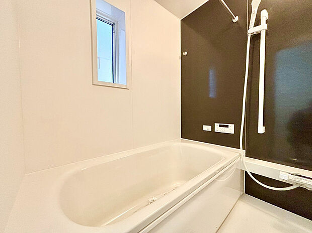 【浴室】浴室はゆったりサイズの一坪タイプ。のんびりとリラックスしていただけます。洗い場の床は、乾きやすく滑りにくい素材を使用。