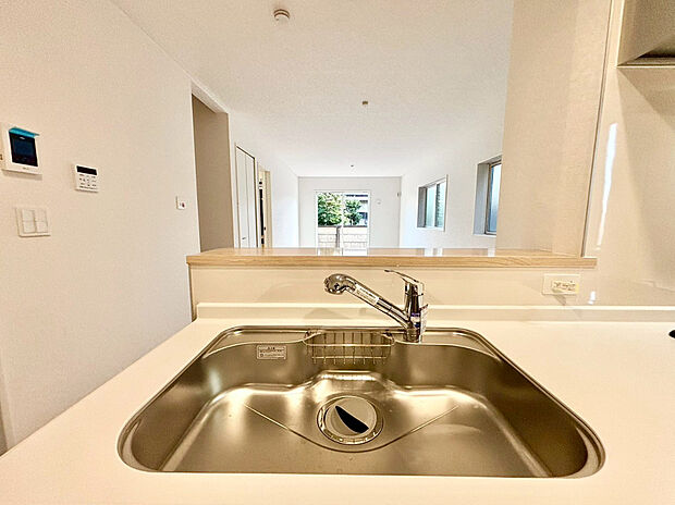 【浄水機能付き蛇口】浄水器をスリムに内蔵したハンドシャワー式の水栓金具です。シンクもスッキリ!