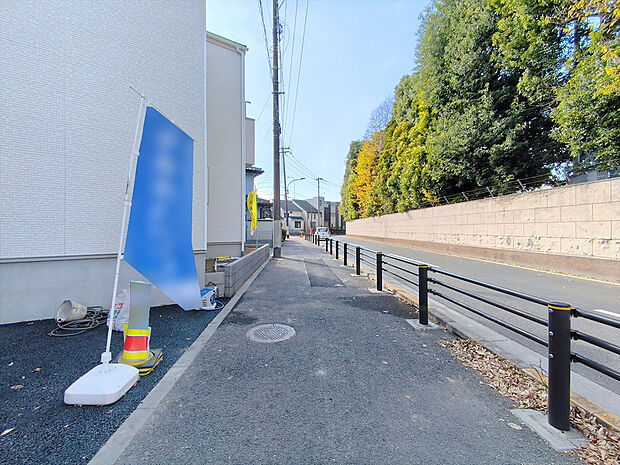 【前面道路含む現地写真】穏やかな雰囲気漂う、緑と調和した街並みに建つ新築一戸建て。