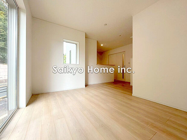 【リビング】オープンでのびやかな空間を生み出すこだわりの「広がり」と「ゆとり」。家族と過ごす時間を大切にした住空間です。
