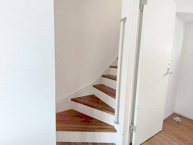 【手すり付き階段】階段には手すりがついているので昇り降りも安心です。
