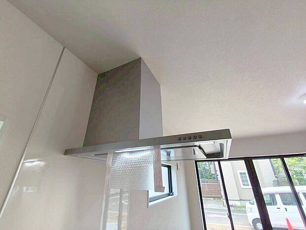 【レンジフード】レンジフードのフィルターは掃除がしやすい取り外し式。日頃からこまめにお掃除ができますね。
