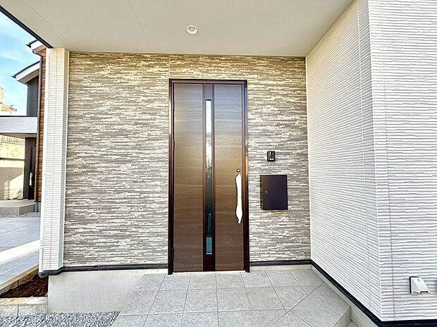 【玄関】家の顔となる玄関は、格調高いデザイン性が求められます。玄関は、高級感と断熱性、防犯性に優れた玄関ドアを標準装備。
