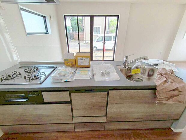 【キッチン】リビングにいる家族とコミュニケーションがとりやすい、人気のカウンターキッチンを採用。小さなお子さんがリビングにいても目が届くので安心。来客時には会話を楽しみながらお料理もできます。食洗機付です。