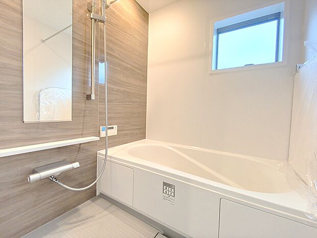 【浴室】一日の疲れを癒すための心地よい浴室はゆとりあるサイズを採用。浴室乾燥機付き！汚れにくくお手入れしやすい浴室です。