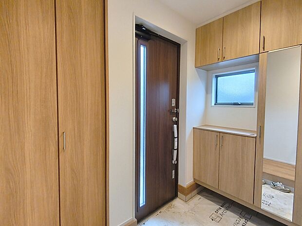 【玄関】玄関脇にシューズインクローゼットがあると、季節ごとの靴の収納が上手にできます。