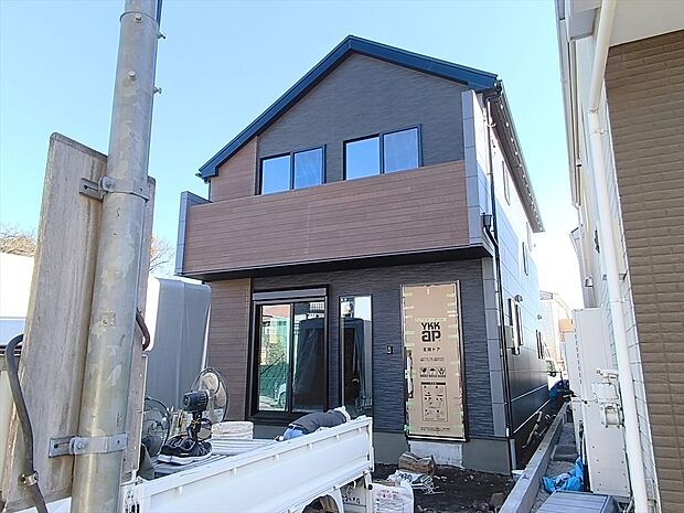 【現地外観写真】プライベートな時間も、ご家族とくつろぐ時間も充実している「ずっと住み続ける家」を実現した新築住宅です。
