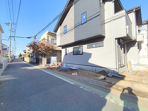 【前面道路】前面道路は車通りも少なく、お子さまのいるご家庭でも安心ですね。
