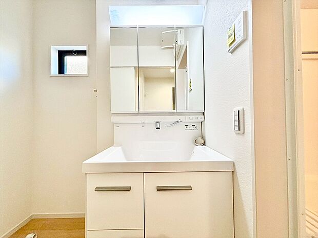 【洗面所】立ち上がり水栓タイプの洗面化粧台は水垢汚れも付きづらくなるようにセレクトしました。高さのあるバケツや雑巾、少量の洗濯物等手洗いすることができるので水ハネも安心です。