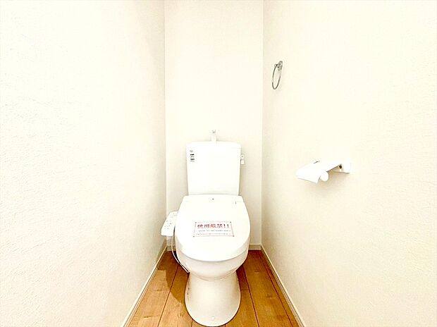 【【温水洗浄便座】】メーカーによってはウォシュレット・シャワートイレともいいますね♪魅力は清潔な状態をキープする事が出来、冬になると便座が冷たいなんて思いもしなくてすみます！！