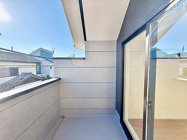 【【複層ガラス(Low-eガラス】】空気層が一般複層ガラスサッシの2倍の遮熱効果を発揮します。夏の強い日差しをカットし、冷房効果を高めます。