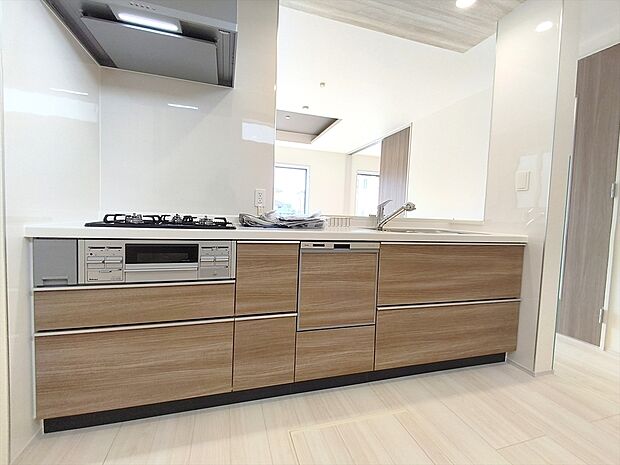 【キッチン】キッチンからリビング全体を見渡せるので、小さなお子様がいらしても様子を見ながら家事ができますね