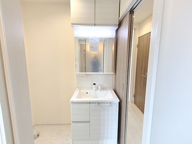 【洗面所】シンプルなデザインの洗面化粧台は使いやすく、お掃除も楽です。鏡の裏はすべて収納になっているので、ドライヤーなどすっきりと片付きます。
