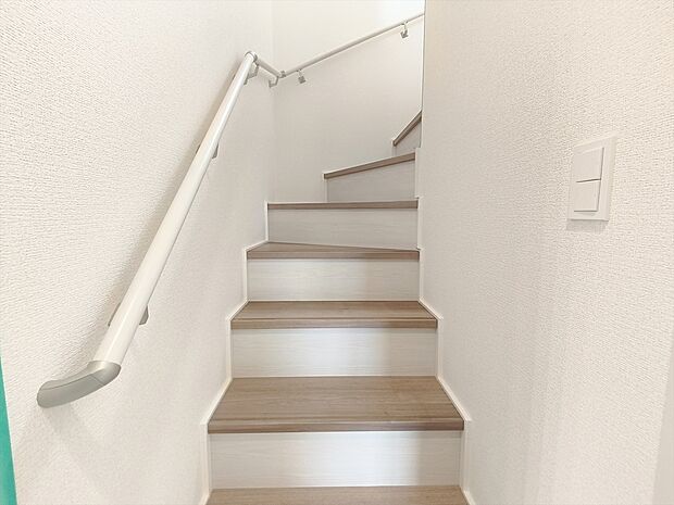 【手すり付き階段】階段には手すりがついているので昇り降りも安心です。
