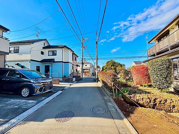 【前面道路含む外観】風通しや採光にも気を配った設計のお家は、快適な住環境をお約束します。