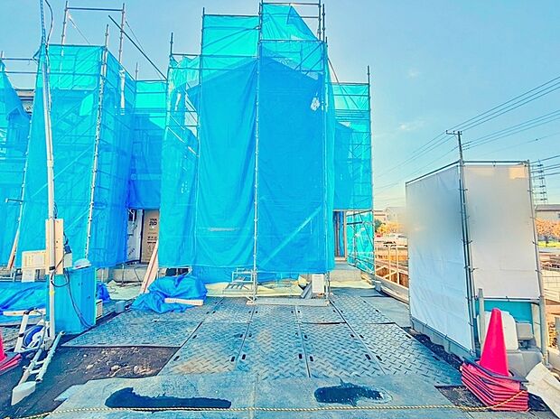 【現地写真】街に溶けこみ美しい景観を生み出すこの邸宅は採光や風通しまで考え抜いて造りあげました。