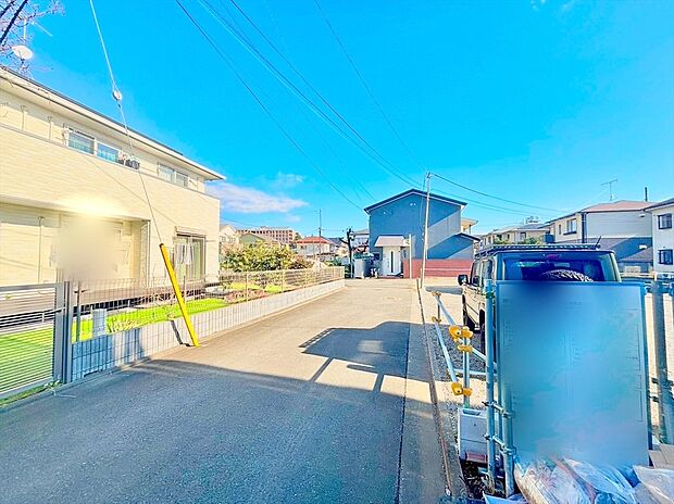 【前面道路】前面道路は4.5m・5.2m(2面)。ゆとりもあり車庫入れもスムーズにできますね。