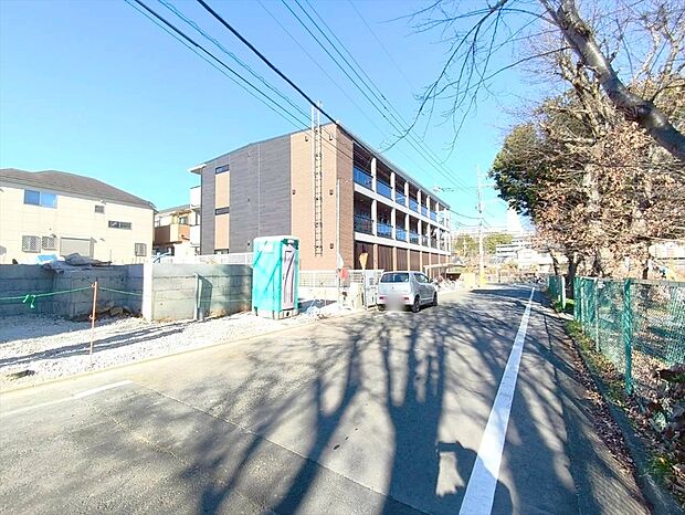【前面道路含む外観】前面道路は6mの幅広な道路です。入出庫の際もらくらくです。