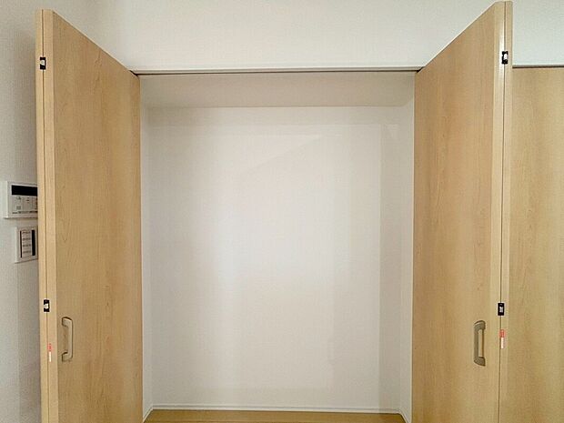 【収納】ひと目で収納物を確認できるウォークインクローゼットは、ゆとりの広さを備えた大型収納。数多くの衣類に加え、足元には引出しや衣装箱、シューズボックスなども収納することができます。