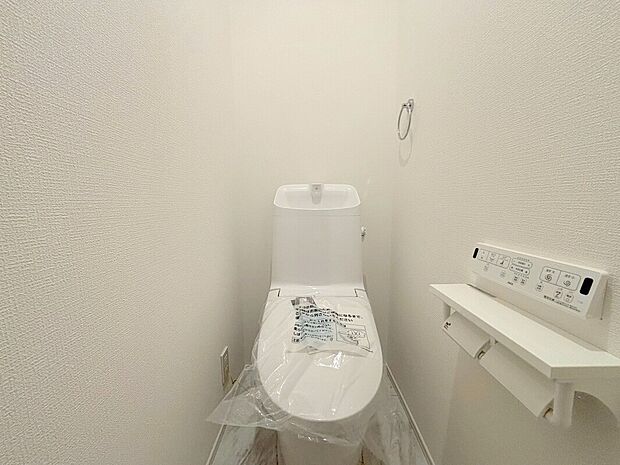 【ウォシュレット付きトイレ】快適な温水清浄便座付。いつも使うトイレだからこそ、こだわりたいポイントですね。
