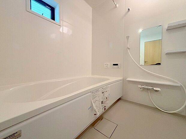 【浴室】一日の疲れを癒すための心地よい浴室はゆとりあるサイズを採用。浴室乾燥機付き！汚れにくくお手入れしやすい浴室です。