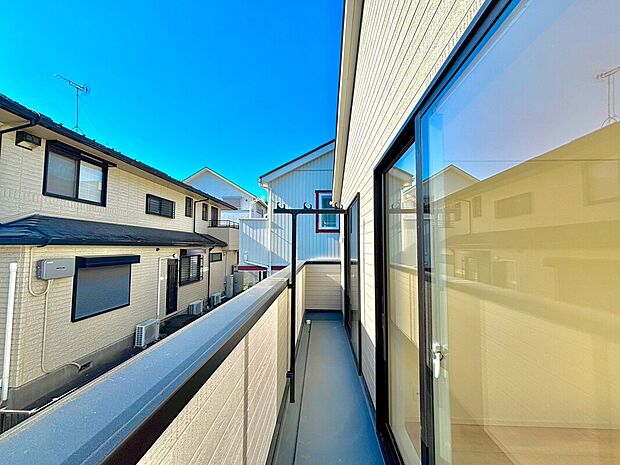 【バルコニー】南面からの採光と通風が望めるバルコニー！お洗濯にもうれしいですね。また、静かな住環境を再認識させられます
