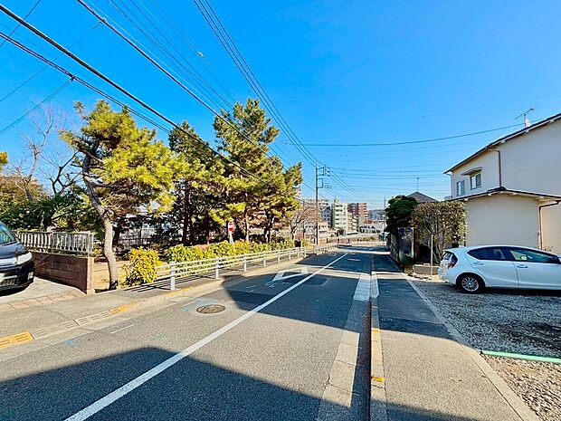 【前面道路含む現地写真】緑の潤いと開放感を感じられる静かで落ち着いた住環境です。
