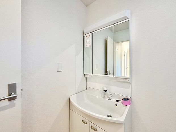 【洗面所】シンプルかつ機能性も追求した使い勝手の良い洗面台。広めで使いやすくお手入れもカンタン。いつでもすっきり清潔に保てます。
