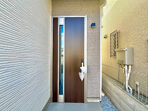 【玄関】玄関ドアはカードキー付！タッチするだけでいいので両手がふさがっていもらくらく解錠！
