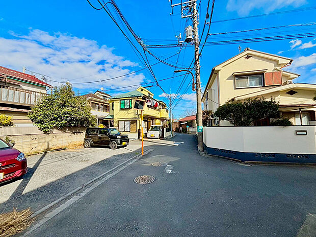【前面道路含む現地写真】住みやすさと利便性を兼ね備えた立地。高い住宅性能を備えた安心で暮らしやすい住まいです。