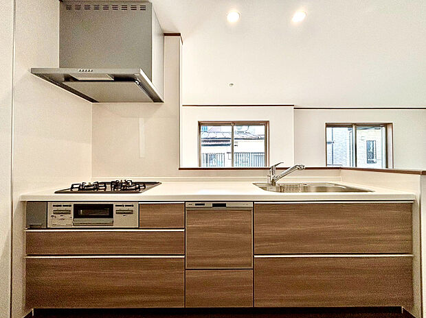 【キッチン】リビングを見渡せる対面キッチンはビルトイン食洗機付きで後片付けもスムーズに。
