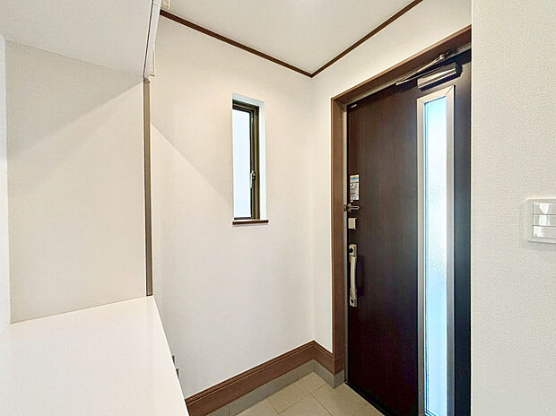 【玄関】家の顔となる玄関は、格調高いデザイン性が求められます。玄関は、高級感と断熱性、防犯性に優れた玄関ドアを標準装備。