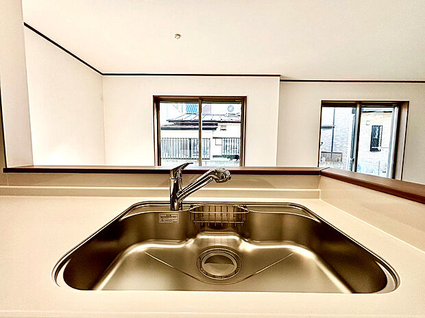 【浄水器】浄水器付きでいつでもおいしい水をいつでも手軽に使えます。飲み水やお料理にも安心ですね。
