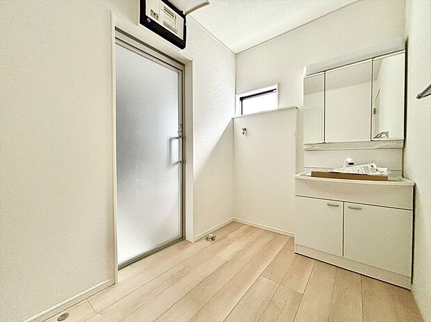 【洗面所】大きな三面鏡がついた洗面化粧台。鏡の裏にも収納があり洗面台がすっきりと片付きます。朝の身支度にも大変便利です。