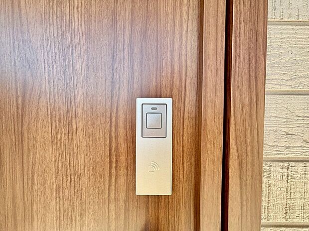 【【玄関カードキー】】ボタンを押して、カードキーやタグキーを“かざす”だけで施解錠！荷物を抱えながら、「カギはどこにしまったのかしら」そんな面倒がなくなります。