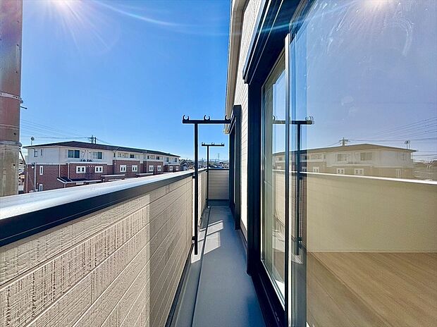 【バルコニー】洋室２部屋分に面しているので、お布団干しにも大変便利ですね。