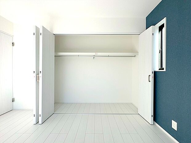 【クロゼット】各居室にクロゼットつき！すぐにお使いいただけます。
