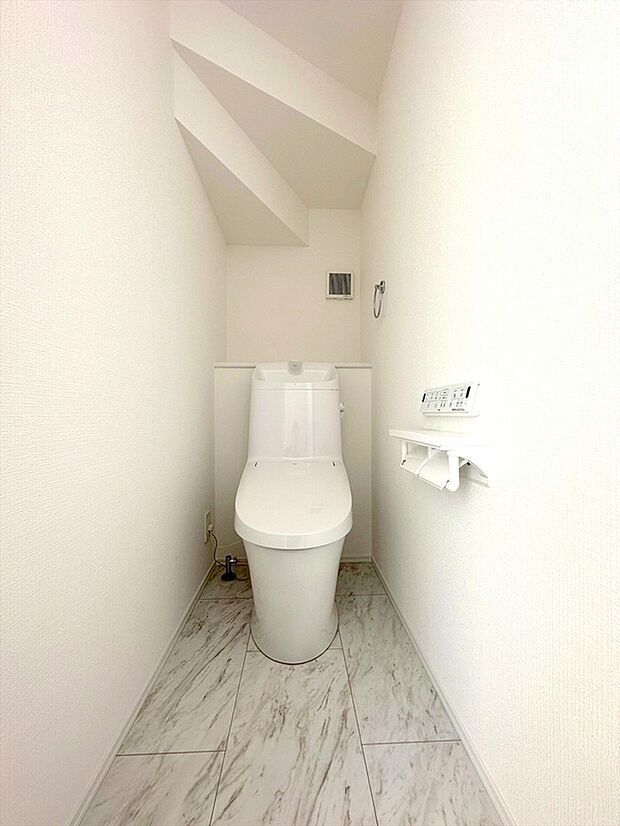 【ウォシュレット付きトイレ】快適な温水清浄便座付。いつも使うトイレだからこそ、こだわりたいポイントですね。