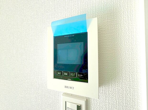 【モニター付きインターフォン】インターフォンはTVモニタ付。誰が来たか一目で分かるのでセキュリティ面にも安心です。
