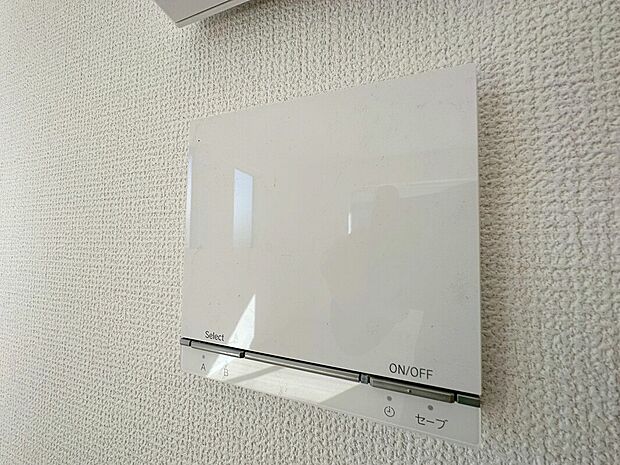 【床暖房】リビングには床暖房を標準で完備。空気を汚さずに室内を快適な温度に保ちますので、小さなお子様やご年配の方にも安心です